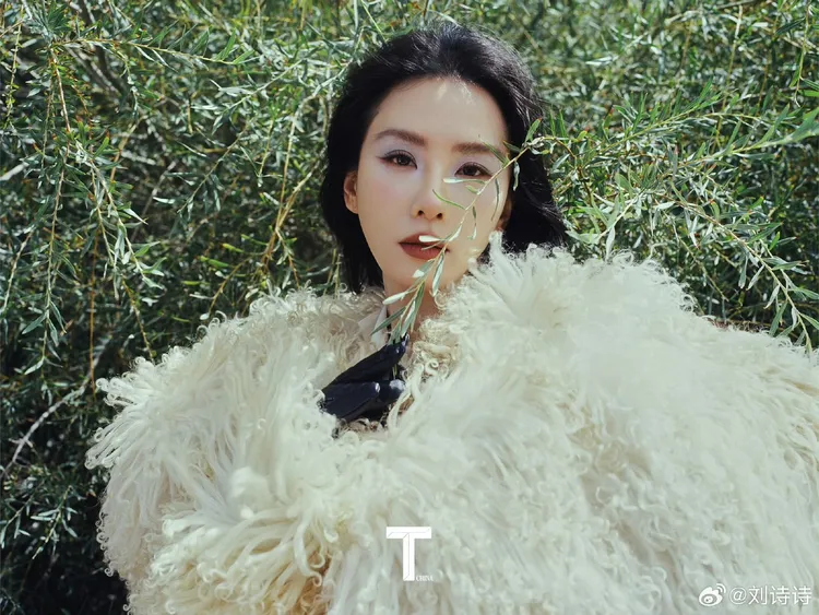 劉詩詩穿著Alexander McQueen的白色絨毛裝。翻攝劉詩詩微博