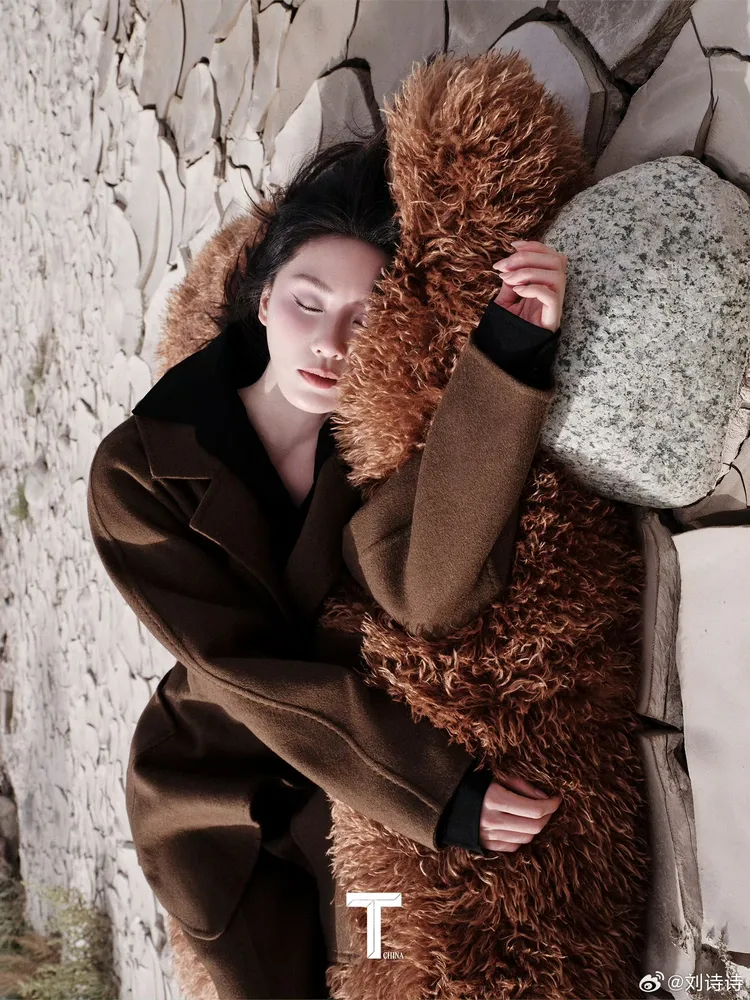 劉詩詩拍攝《T Magazine》封面。翻攝劉詩詩微博