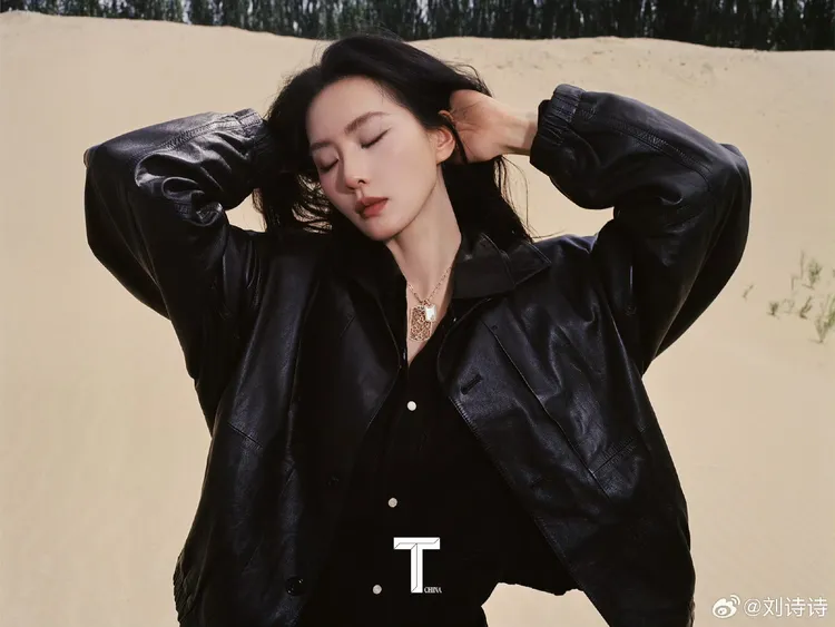 劉詩詩換上LEMAIRE黑色皮外套。翻攝劉詩詩微博