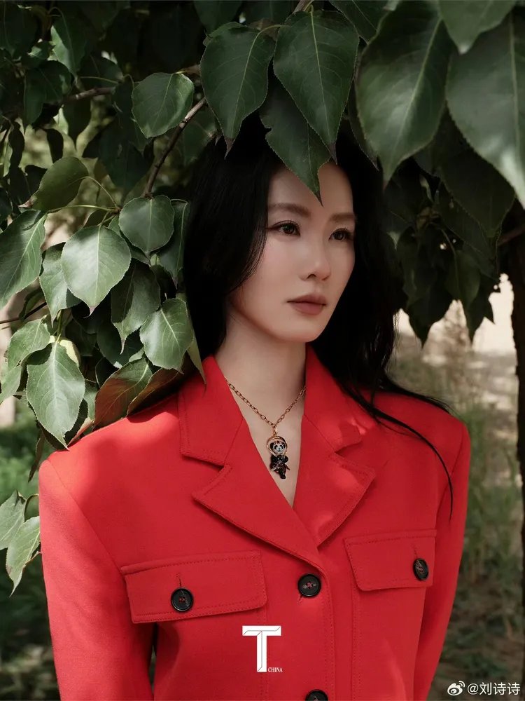 劉詩詩以FERRAGAMO紅色西裝搭上Qeelin熊貓水鑽項鍊。翻攝劉詩詩微博