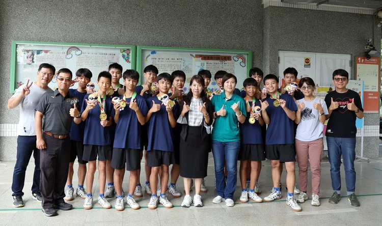 高雄市大寮國中28日在113年全民運動會以3分鐘跳出576下，為高雄市摘下全國跳繩金牌。教育局提供