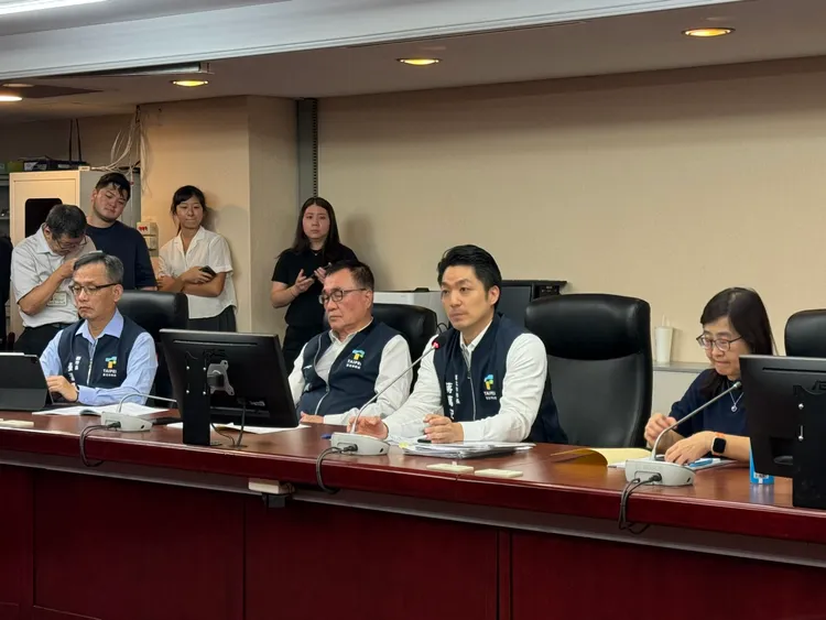 蔣萬安市府團隊向民眾黨團說明多項地方建設進度。記者張綵茜攝