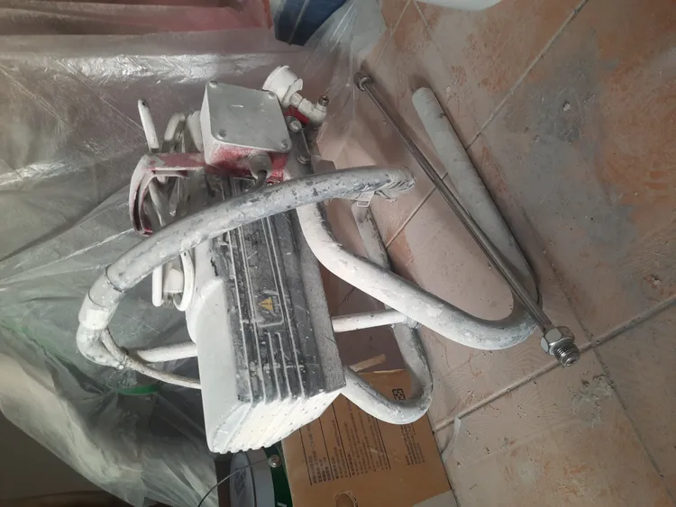 民宅油漆工人清洗噴漆機所使用廢水沿水路流入瓦磘溝，導致河水被染白。環保局提供