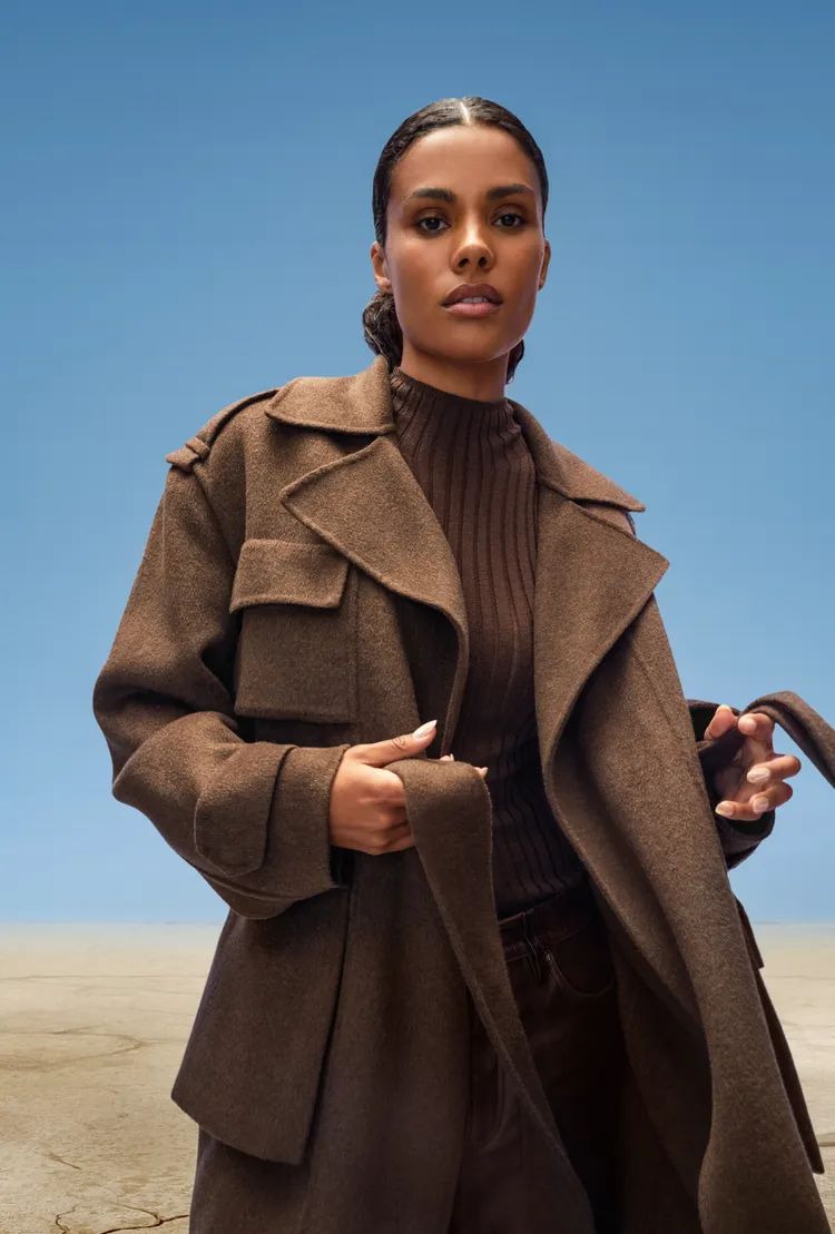 長版繫帶羊毛大衣融入工裝風。品牌提供