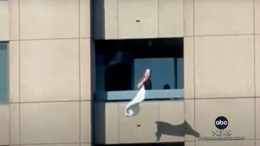 乔治亚州四季酒店惊魂！　蒙面枪手开火33楼扔家具