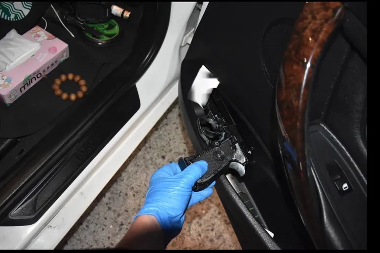 警方在BMW轎車上發現槍毒。民眾提供