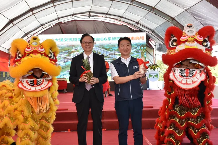 交通部長陳世凱（右）與桃園市長張善政出席通車典禮。高公局提供