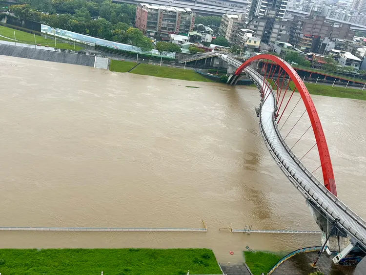 滾滾黃水已經淹沒堤外人行步道。讀者提供