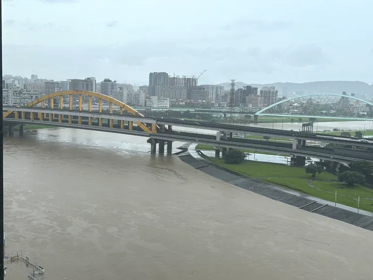 流經台北市內湖的基隆河河水暴漲。讀者提供