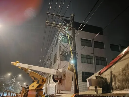 颱風來襲!桃園地區近5千戶停電 台電冒雨漏夜搶修
