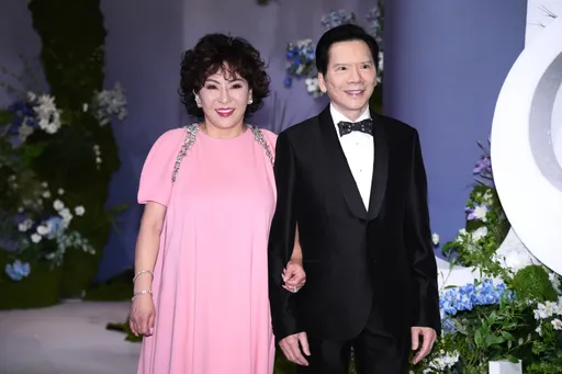 「龍五」向華強超寵蕭敬騰!唱一首歌捐455萬台幣 明星夫婦台灣現蹤