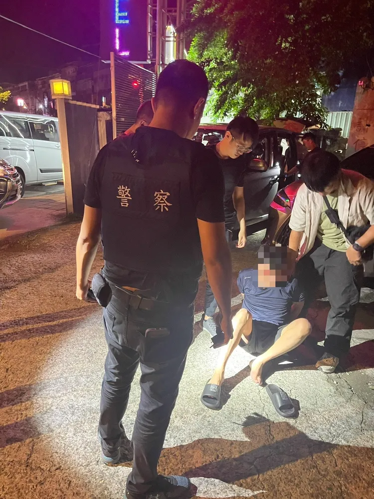 警方接獲情資後，陸續逮捕10名運毒手。翻攝照片