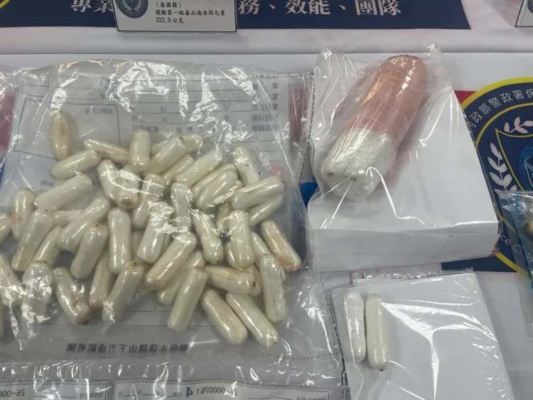 運毒集團將海洛因壓縮成膠囊狀，方便運毒手吞食攜帶。翻攝照片