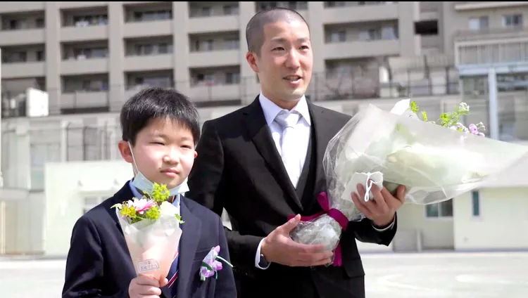 紀錄片呈現遠藤老師（右）面冷心善的一面。海鵬影業提供