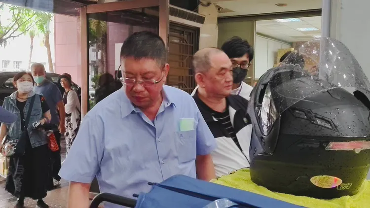 「博弈教父」陳盈助(右2)今天被檢廉約談，下午移送北檢複訊。張欽攝