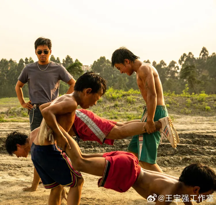 王寶強（左後）拍少年拳手的故事，答應資助學費，卻爆出他沒兌現承諾。翻攝王寶強工作室微博