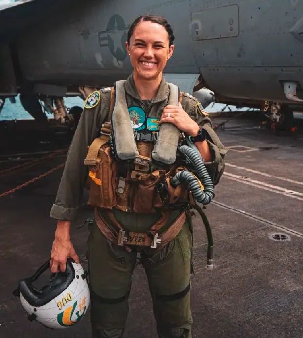 31歲的威爾曼英姿颯爽，是美國最帥女飛官。翻攝USNavy