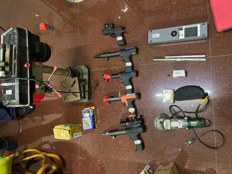 毛男的住所就像是地下工作室，查獲的改造槍枝中，有一把具有殺傷力。民眾提供