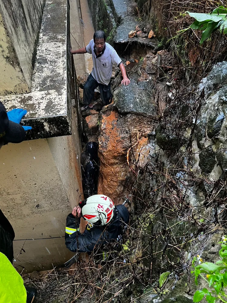 林男被困在牆壁與石塊間動彈不得。翻攝照片