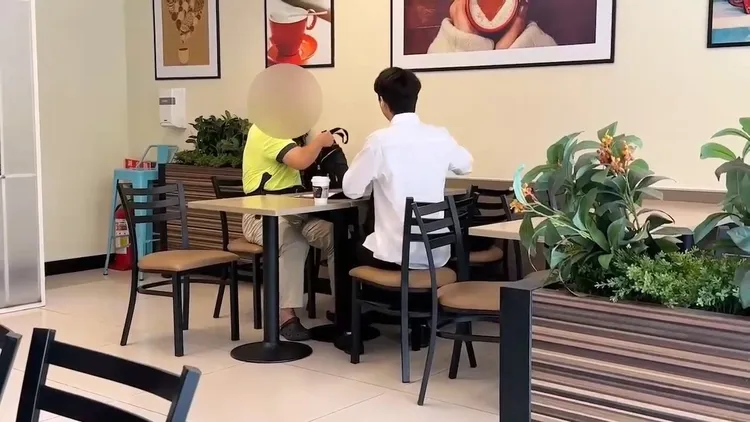 邱姓被害人（左）配合警方約出車手。民眾提供