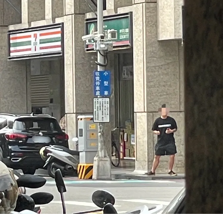 在超商外接應的黑衣男早被警方鎖定，面交車手落網時，警方一併將他逮捕。民眾提供