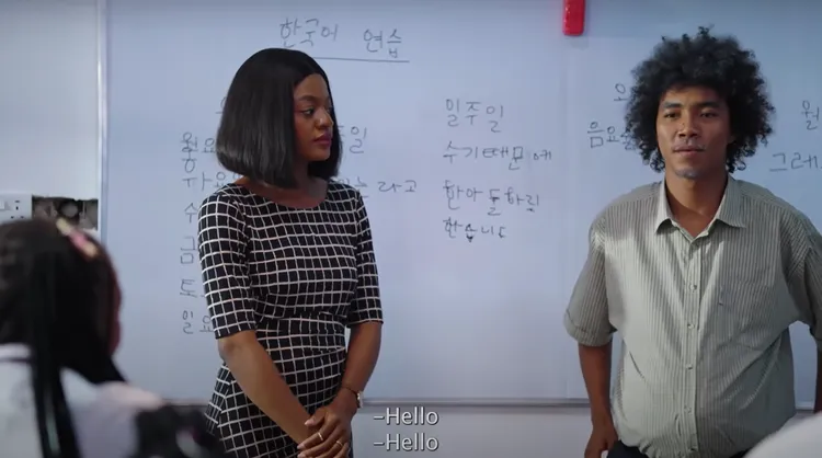 黑板上也可見韓文。翻攝自YouTube