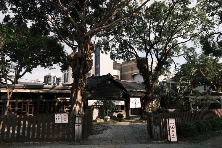 「米崙丼飯屋」位於花蓮市中美路，建物為過去日治時代的「南日本漁業統制株式會社」，是七十年歷史的日式老建築。業者提供