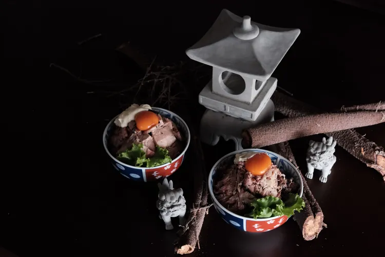 與Celebrate BBQ聯名的活動中，米崙丼飯屋與君品酒店茶苑，將台北與花蓮串聯，連袂推出兩道聯名獨家料理，分別是「煙燻手撕豬丼」（左）與「煙燻牛胸肉丼」（右）。業者提供