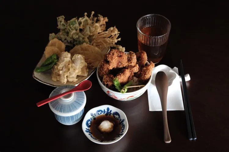 米崙丼飯屋至台北君品酒店「茶苑」，以成套定食的形式快閃供應「炸豬排山丼」，讓台北的饕客不必遠赴花蓮也能品嚐到米崙丼飯屋最純正的日式料理風味。。業者提供