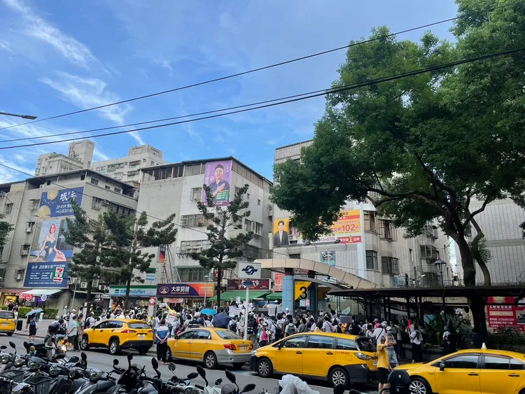 小草於捷運海山站集結。警方提供