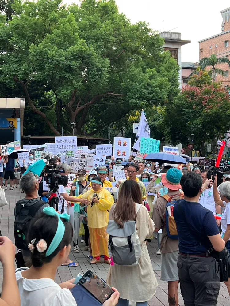 小草抗議司法不公。警方提供