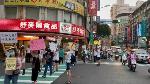 柯文哲羈押滿月！「鐵草集結」高喊「還我阿北」　土城警沿路維持秩序