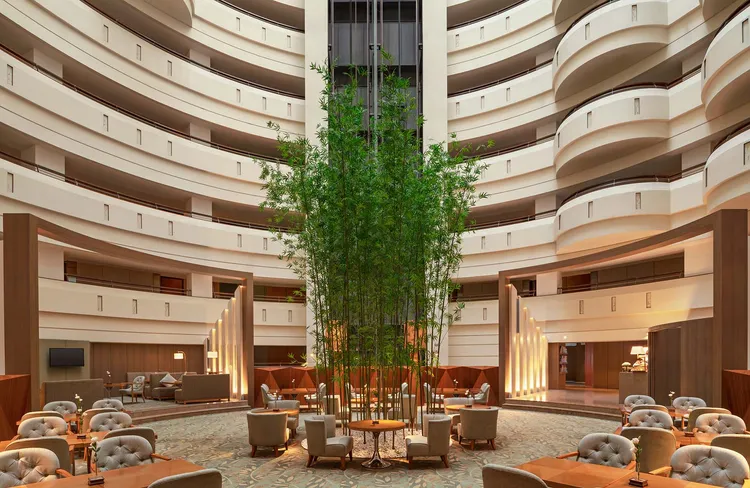 喜愛慢遊放鬆與貴賓廊禮遇的消費者，可選擇台南遠東香格里拉《雅仕套房雙人平日住宿乙晚》或《豪華閣尊榮客房雙人平日住宿乙晚》。業者提供