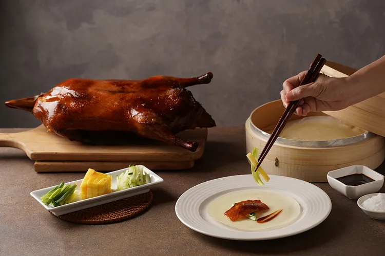 醉月樓《一鴨三吃美饌饗樂券》兩張券組，優惠價5300元 ，平均每張券2650元，週一至週日，午晚餐期皆適用。業者提供