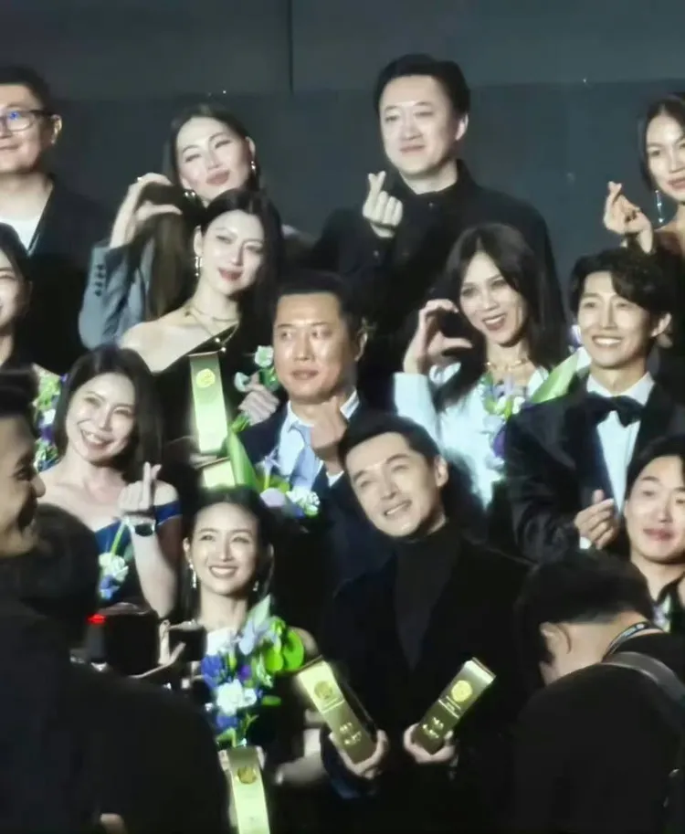 胡歌與林依晨會後與眾得獎者開心合影。翻攝自微博