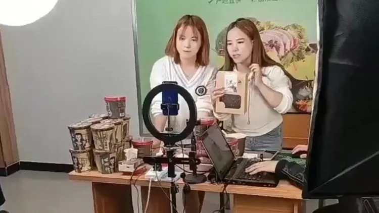 姊妹倆一起直播銷售，成為兩人感情破裂的導火線。翻攝自《正觀新聞》