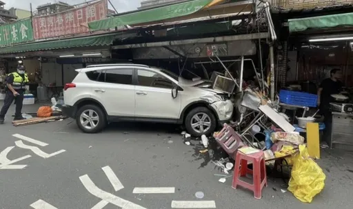 北市迪化街小客車爆衝撞進店面　杏仁茶女老闆受傷送醫