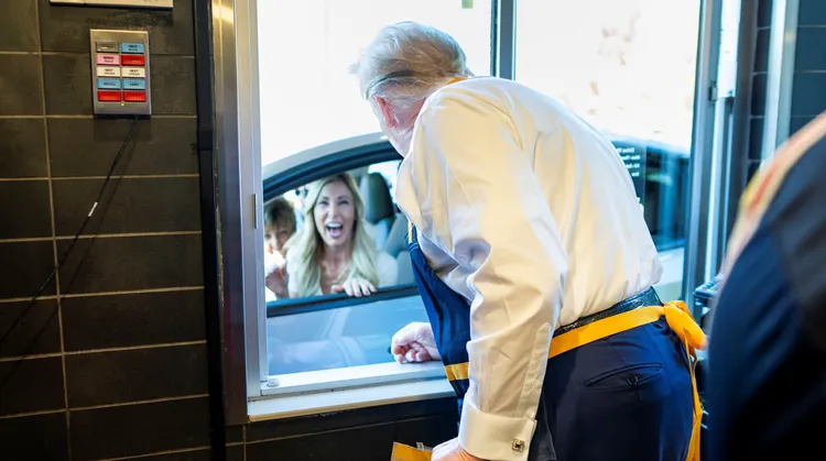 美魔女顧客看見川普當「一小時麥當勞員工」非常驚喜。路透社