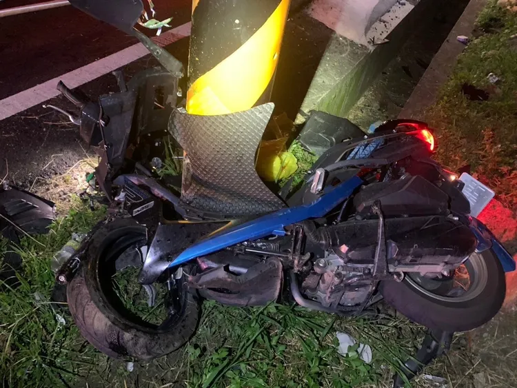 管姓、張姓男大生共乘的機車幾乎撞爛。民眾提供