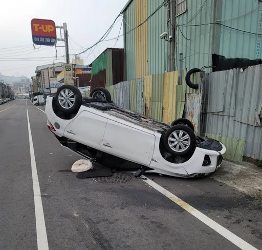 台中21歲男開車打瞌睡　自撞路邊圍牆「烏龜翻」受傷送醫