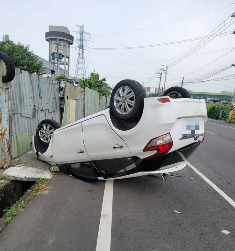 自小客車自撞圍牆後四輪朝天翻覆。民眾提供