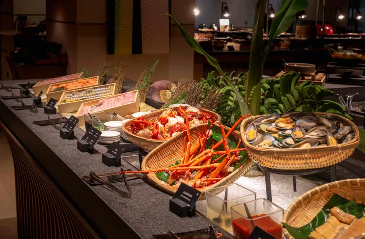 搭配一泊二食專案，旅人可依餐期選擇探索廚房自助餐廳或至寶軒中式套餐晚餐，圖為探索廚房用餐一隅。業者提供