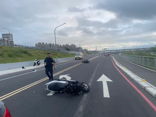 板橋2機車高速擦撞 18歲騎士噴飛撞燈桿重創不治