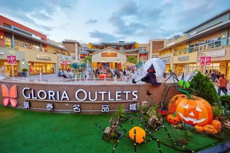 華泰名品城即日起推出萬聖節全新造景。業者提供