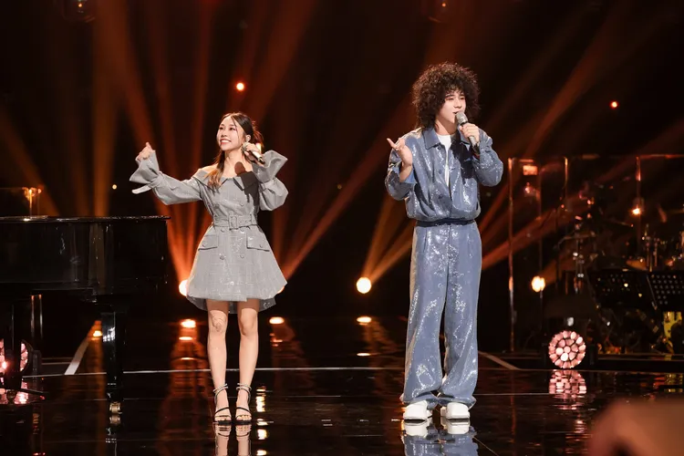 艾薇（左）與曾比特合唱《敢愛敢做》，私下互動卻很相愛相殺。圖／喜鵲娛樂提供