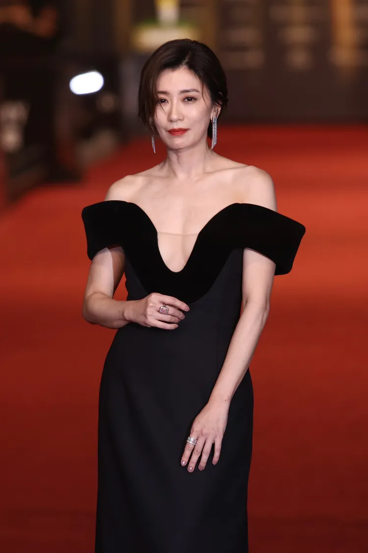 賈靜雯的深U剪裁更讓她露出完美胸線。攝影中心攝