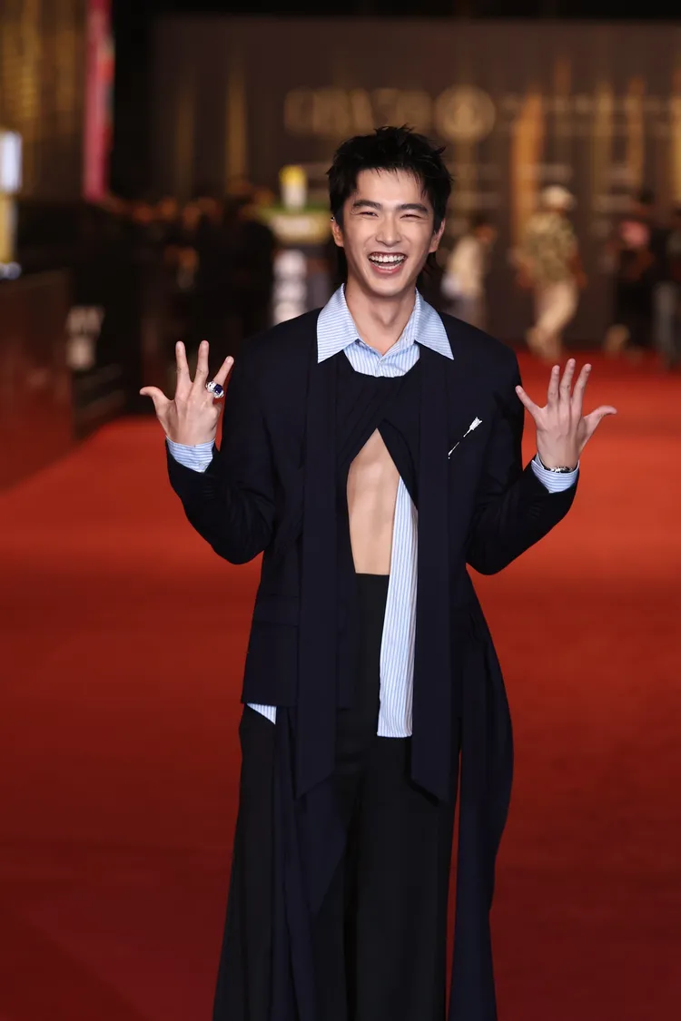 曾敬驊大曬緊實腹肌。攝影中心攝