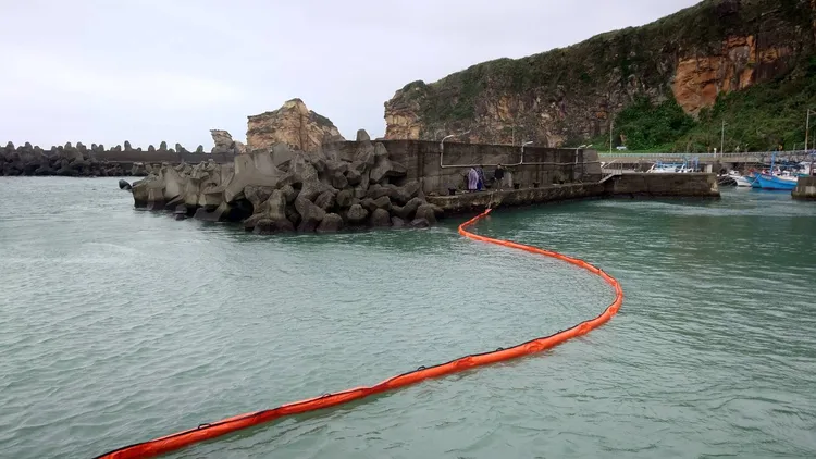 環保局已於東澳漁港、野柳漁港、龜吼漁港及核二廠入水口預先佈設攔油索預防油污污染。環保局提供