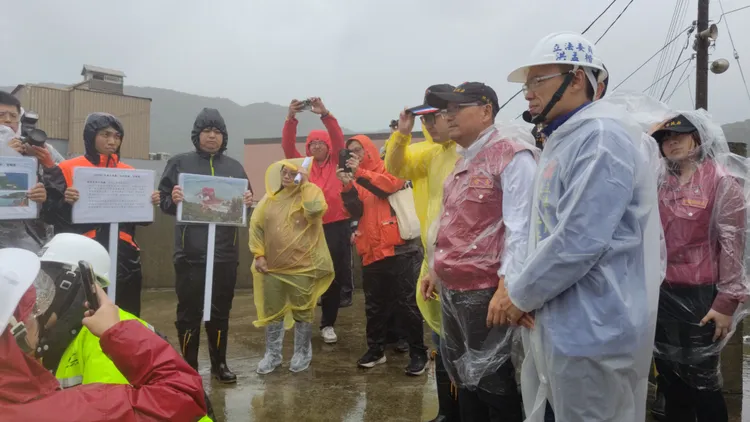 侯友宜市長視察鈺洲啟航輪油污應變工作，環保局長程大維簡報目前環保局相關應變作為。環保局提供