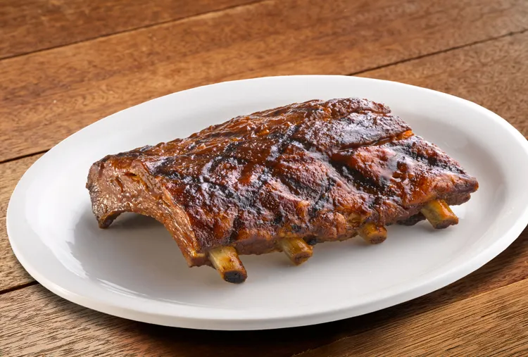 Texas Roadhouse買牛排送入口即化的冠軍豬肋排。業者提供